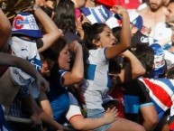 Hincha - Tribunera - Chica - Fanatica de la Barra: Los Cruzados • Club: Universidad Católica • País: Chile