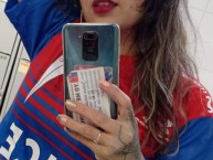 Hincha - Tribunera - Chica - Fanatica de la Barra: Los Cruzados • Club: Universidad Católica