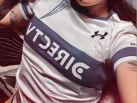 Hincha - Tribunera - Chica - Fanatica de la Barra: Los Cruzados &bull; Club: Universidad Católica &bull; País: Chile