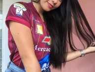 Hincha - Tribunera - Chica - Fanatica de la Barra: Revolución Vinotinto Sur • Club: Tolima