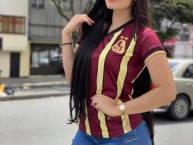 Hincha - Tribunera - Chica - Fanatica de la Barra: Revolución Vinotinto Sur • Club: Tolima