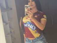 Hincha - Tribunera - Chica - Fanatica de la Barra: Revolución Vinotinto Sur • Club: Tolima