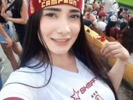 Hincha - Tribunera - Chica - Fanatica de la Barra: Revolución Vinotinto Sur • Club: Tolima