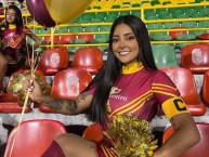 Hincha - Tribunera - Chica - Fanatica de la Barra: Revolución Vinotinto Sur • Club: Tolima