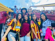 Hincha - Tribunera - Chica - Fanatica de la Barra: Revolución Vinotinto Sur • Club: Tolima