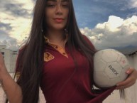 Hincha - Tribunera - Chica - Fanatica de la Barra: Revolución Vinotinto Sur • Club: Tolima