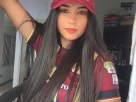 Hincha - Tribunera - Chica - Fanatica de la Barra: Revolución Vinotinto Sur • Club: Tolima