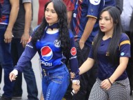 Hincha - Tribunera - Chica - Fanatica de la Barra: Revolucionarios 1928 • Club: Motagua