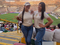Hincha - Tribunera - Chica - Fanatica de la Barra: Trinchera Norte • Club: Universitario de Deportes • País: Peru