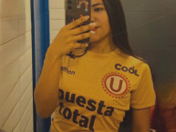 Hincha - Tribunera - Chica - "IG: @ivsc29" Fanatica de la Barra: Trinchera Norte &bull; Club: Universitario de Deportes &bull; País: Peru