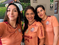 Hincha - Tribunera - Chica - Fanatica de la Barra: Trinchera Norte &bull; Club: Universitario de Deportes &bull; País: Peru