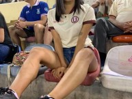 Hincha - Tribunera - Chica - Fanatica de la Barra: Trinchera Norte • Club: Universitario de Deportes