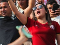 Hincha - Tribunera - Chica - Fanatica de la Barra: Trinchera Norte • Club: Universitario de Deportes