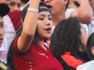 Hincha - Tribunera - Chica - Fanatica de la Barra: Trinchera Norte • Club: Universitario de Deportes