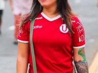 Hincha - Tribunera - Chica - Fanatica de la Barra: Trinchera Norte • Club: Universitario de Deportes