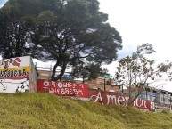 Mural - Graffiti - Pintada - Mural de la Barra: Disturbio Rojo Bogotá • Club: América de Cáli