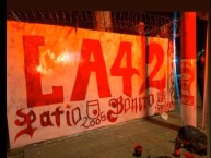 Mural - Graffiti - Pintada - "LA 42 PATIO BONITO * KENNEDY ES DEL LEÓN" Mural de la Barra: La Guardia Albi Roja Sur &bull; Club: Independiente Santa Fe
