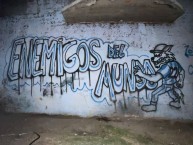 Mural - Graffiti - Pintada - "Enemigos del mundo!" Mural de la Barra: Los Villeros &bull; Club: Cerro