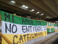 Trapo - Bandeira - Faixa - Telón - "Mi amor por ti no entiende de categorías!" Trapo de la Barra: Artillería Verde Sur • Club: Deportes Quindío