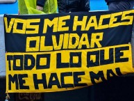 Trapo - Bandeira - Faixa - Telón - "Vos me haces olvidar todo lo que me hace mal" Trapo de la Barra: Barra Amsterdam • Club: Peñarol • País: Uruguay