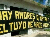 Trapo - Bandeira - Faixa - Telón - "hay amores que matan pero el tuyo me hace vivir" Trapo de la Barra: Barra Amsterdam • Club: Peñarol