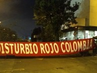 Trapo - Bandeira - Faixa - Telón - Trapo de la Barra: Disturbio Rojo Bogotá • Club: América de Cáli