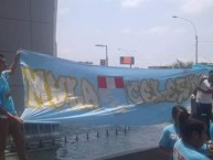 Trapo - Bandeira - Faixa - Telón - "El loko poSCitibeichom - vivir por Sporting Cristal toda la vida ." Trapo de la Barra: Extremo Celeste • Club: Sporting Cristal