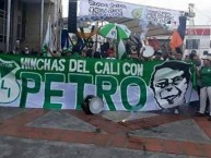 Trapo - Bandeira - Faixa - Telón - "Hinchas del Deportivo Cali con Gustavo Petro." Trapo de la Barra: Frente Radical Verdiblanco • Club: Deportivo Cali • País: Colombia