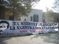 Trapo - Bandeira - Faixa - Telón - "TU MUERTE FUE JUGANDO, LA NUESTRA SERA CANTANDO" Trapo de la Barra: Garra Blanca • Club: Colo-Colo