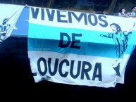 Trapo - Bandeira - Faixa - Telón - "Vivemos de loucura" Trapo de la Barra: Geral do Grêmio • Club: Grêmio