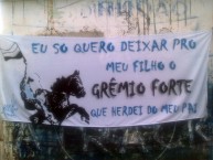 Trapo - Bandeira - Faixa - Telón - "EU SÓ QUERO DEIXAR PRO MEU FILHO O GRÃŠMIO FORTE QUE HERDEI DO MEU PAI" Trapo de la Barra: Geral do Grêmio • Club: Grêmio