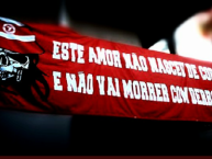 Trapo - Bandeira - Faixa - Telón - "Este amor no nació de copas y no va a morir con derrotas." Trapo de la Barra: Guarda Popular • Club: Internacional