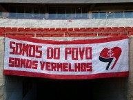 Trapo - Bandeira - Faixa - Telón - "Somos do Povo, somos vermelhos." Trapo de la Barra: Guarda Popular • Club: Internacional