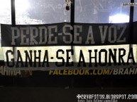 Trapo - Bandeira - Faixa - Telón - "Perde-se a voz, ganha-se a honra" Trapo de la Barra: Guerreiros do Almirante • Club: Vasco da Gama