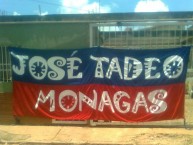 Trapo - Bandeira - Faixa - Telón - "José Tadeo Monagas es territorio AZULGRANA." Trapo de la Barra: Guerreros Chaimas • Club: Monagas • País: Venezuela