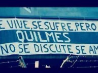 Trapo - Bandeira - Faixa - Telón - "Se vive, se sufre, pero Quilmes no se discute, se ama" Trapo de la Barra: Indios Kilmes • Club: Quilmes