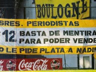 Trapo - Bandeira - Faixa - Telón - "Señores periodistas, basta de mentiras para poder vender, la numero 12 no le pide plata a nadie" Trapo de la Barra: La 12 • Club: Boca Juniors • País: Argentina