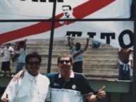 Trapo - Bandeira - Faixa - Telón - "Chino Rivera y Titin Drago en el Gallinero junto a la bandera con el rostro de Tito Drago" Trapo de la Barra: La Banda del Basurero • Club: Deportivo Municipal