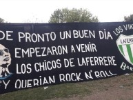 Trapo - Bandeira - Faixa - Telón - "Y DE PRONTO UN BUEN DIA EMPEZARON A VENIR LOS CHICOS DE LAFERRERE Y QUERIAN ROCK N' ROLL" Trapo de la Barra: La Barra de Laferrere 79 • Club: Deportivo Laferrere