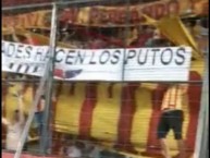 Trapo - Bandeira - Faixa - Telón - "'Amistades hacen los put# que no paran de correr'. En cancha de colon" Trapo de la Barra: La Gloriosa 22 • Club: Sarmiento de Resistencia