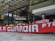 Trapo - Bandeira - Faixa - Telón - "La Guardia PTE" Trapo de la Barra: La Guardia Albi Roja Sur • Club: Independiente Santa Fe • País: Colombia