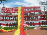 Trapo - Bandeira - Faixa - Telón - "LA BANDA DEL LEON" Trapo de la Barra: La Guardia Albi Roja Sur • Club: Independiente Santa Fe • País: Colombia