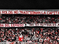 Trapo - Bandeira - Faixa - Telón - "'Los Rolos no traicionan la Capital'.Foto: Red store." Trapo de la Barra: La Guardia Albi Roja Sur • Club: Independiente Santa Fe • País: Colombia