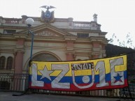 Trapo - Bandeira - Faixa - Telón - "LA ZONA 16." Trapo de la Barra: La Guardia Albi Roja Sur • Club: Independiente Santa Fe