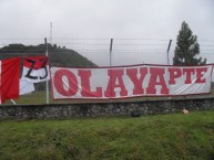 Trapo - Bandeira - Faixa - Telón - "OLAYA PRESENTE" Trapo de la Barra: La Guardia Albi Roja Sur • Club: Independiente Santa Fe • País: Colombia