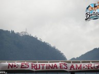 Trapo - Bandeira - Faixa - Telón - "No es rutina es amor" Trapo de la Barra: La Guardia Albi Roja Sur • Club: Independiente Santa Fe