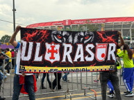 Trapo - Bandeira - Faixa - Telón - "La Ultrasur Bosa presente en el Mundial 2026 * Partido Colombia vs Uzbekistan." Trapo de la Barra: La Guardia Albi Roja Sur &bull; Club: Independiente Santa Fe &bull; País: Colombia