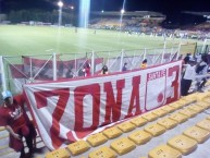 Trapo - Bandeira - Faixa - Telón - "trapo de la zona tres en el estadio metropolitano de techo" Trapo de la Barra: La Guardia Albi Roja Sur • Club: Independiente Santa Fe • País: Colombia