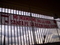 Trapo - Bandeira - Faixa - Telón - "MI MAMÃ ME DIO LA VIDA SANTA FE LA RAZÓN PARA VIVIRLA" Trapo de la Barra: La Guardia Albi Roja Sur • Club: Independiente Santa Fe • País: Colombia