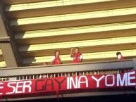 Trapo - Bandeira - Faixa - Telón - "Antes de ser gayina yo me mato, anti Millonarios" Trapo de la Barra: La Guardia Albi Roja Sur • Club: Independiente Santa Fe • País: Colombia